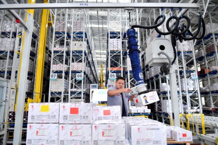 (miniature) Un ouvrier dans un atelier de logistique intelligente d'une entreprise de fabrication de pièces de fixation