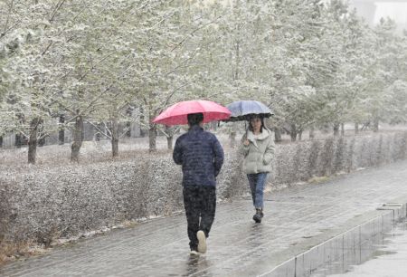 (miniature) Des gens marchent sous la neige à Hohhot