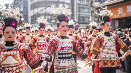 (miniature) Des membres de l'ethnie Miao en costumes traditionnels participent à un défilé pour célébrer le Nouvel An Miao