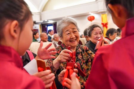 (miniature) Des élèves parlent avec des personnes âgées dans une école primaire de la Nouvelle Zone de Binhai de la ville de Tianjin