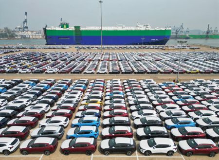 (miniature) Photo aérienne montrant des voitures à charger pour l'exportation dans le port de Yantai