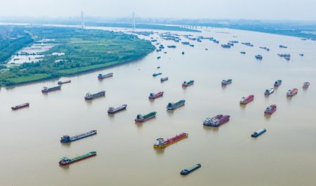 (miniature) Photo aérienne de navires naviguant dans la zone maritime du port de Yangluo