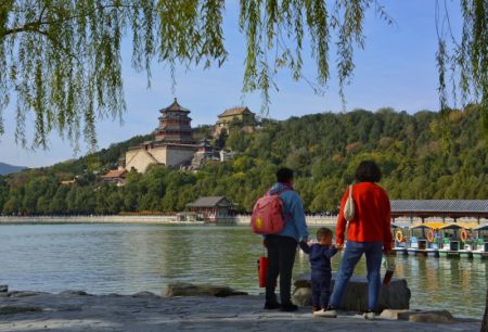 (miniature) Des touristes admirent le paysage d'automne au Palais d'été à Beijing