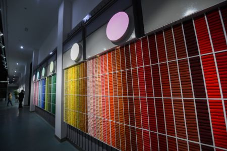 (miniature) Des chaussettes de diff&eacute;rentes couleurs sont expos&eacute;es dans un mus&eacute;e de chaussettes &agrave; Zhuji