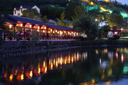 (miniature) Vue nocturne lors d'un festival folklorique dans le village de p&ecirc;cheurs de Sandu &agrave; Jiande