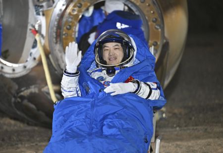 (miniature) L'astronaute Li Guangsu à l'extérieur de la capsule de retour du vaisseau spatial habité Shenzhou-18 sur le site d'atterrissage de Dongfeng