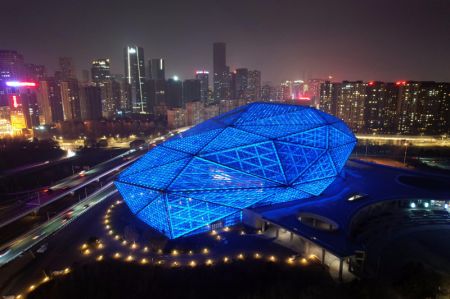 (miniature) Photo a&eacute;rienne du Grand Th&eacute;&acirc;tre de Shengjing illumin&eacute; en bleu pour marquer la Journ&eacute;e mondiale de l'enfance