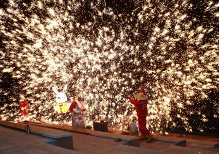 (miniature) Des artistes mettent en scène un feu d'artifice en fusion pour célébrer la fête du Printemps