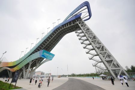 (miniature) Des gens visitent le Big Air Shougang