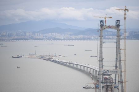 (miniature) Photo prise le 7 juin 2022 montrant le pont de Lingdingyang et une île artificielle en construction dans le cadre de la liaison Shenzhen-Zhongshan