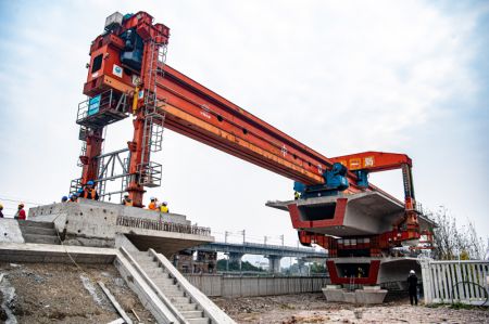 (miniature) Des ouvriers sur le chantier du grand pont de Louwan du chemin de fer à grande vitesse Chongqing-Kunming