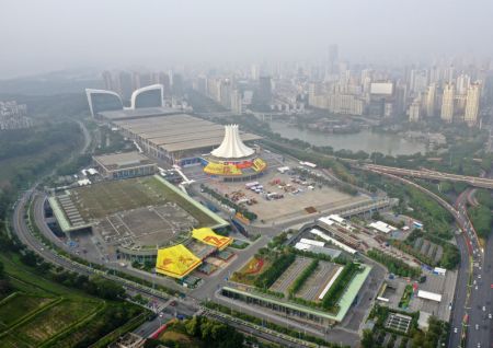 (miniature) Vue aérienne du Centre international des congrès et des expositions de Nanning et des bâtiments voisins à Nanning