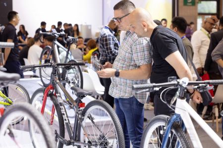 (miniature) Des visiteurs au 31e Salon international du vélo de Chine