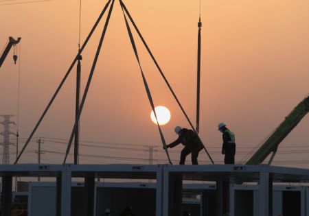 (miniature) Des ouvriers travaillent sur le site de construction d'un centre d'isolement à Shijiazhuang