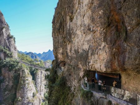 (miniature) Des touristes visitent le site touristique de la montagne Yandang à Yueqing