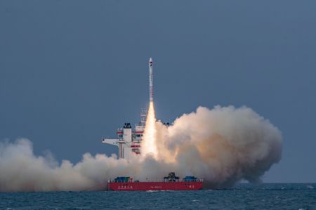 (miniature) Une variante maritime de la fusée commerciale CERES-1 transportant un groupe de quatre satellites décolle des eaux entourant la province chinoise du Shandong (est)