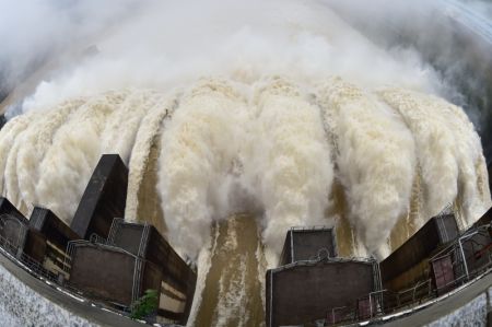 (miniature) Photo prise le 13 juin 2022 montrant l'eau jaillissant d'une vanne de la centrale hydroélectrique de Shuikou