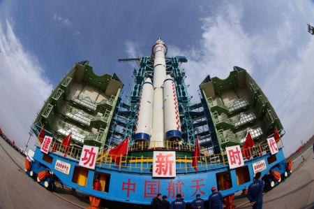 (miniature) La combinaison du vaisseau spatial habité Shenzhou-15 et d'une fusée porteuse Longue Marche-2F est transférée sur la zone de lancement du Centre de lancement de satellites de Jiuquan