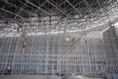 (miniature) Des ouvriers travaillent dans le chantier du centre international de conf&eacute;rences de Xiaohe