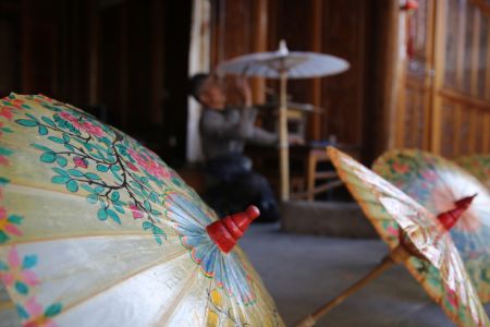 (miniature) Un artisan travaille sur un parapluie en papier huilé dans le village de Xingyang
