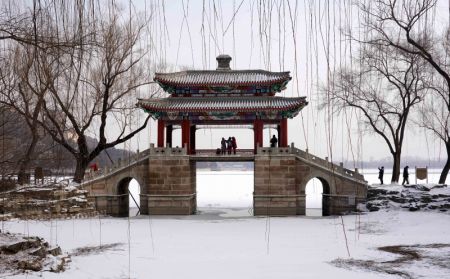 (miniature) Des personnes visitent le Palais d'été enneigé à Beijing