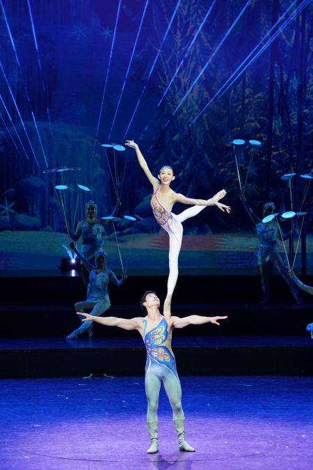 (miniature) Spectacle d'acrobatie lors la cérémonie d'ouverture du 18e Festival international du cirque de Chine de Wuqiao à Shijiazhuang