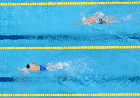 (miniature) Le Chinois Wang Haoyu (en haut) participe à la finale du relais 4x200 libre masculin de natation aux 19es Jeux asiatiques