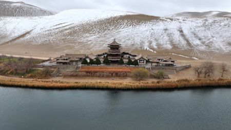 (miniature) Photo prise par un drone du paysage enneigé du mont Mingsha et du site touristique de la source du Croissant de Lune