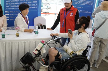 (miniature) Une demandeuse d'emploi participe à un salon de l'emploi dédié aux personnes handicapées à Beijing