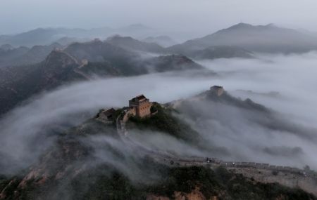 (miniature) Vue aérienne de la section de Jinshanling de la Grande Muraille dans le district de Luanping