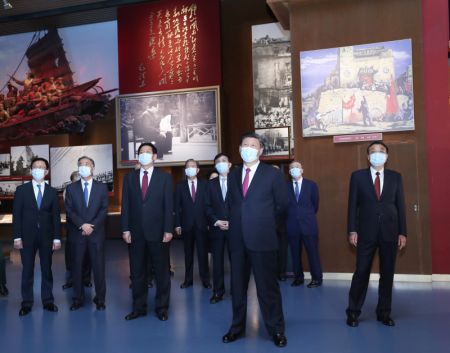 (miniature) Xi Jinping et d'autres dirigeants du Parti communiste chinois (PCC) et de l'Etat