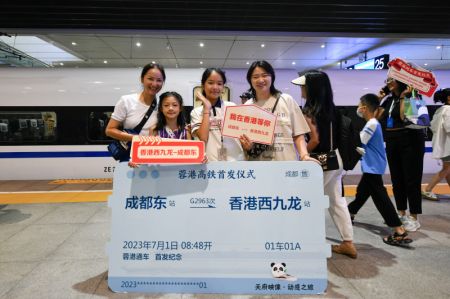 (miniature) Des passagers du train à grande vitesse G2963 posent pour une photo à la Gare de l'Est de Chengdu