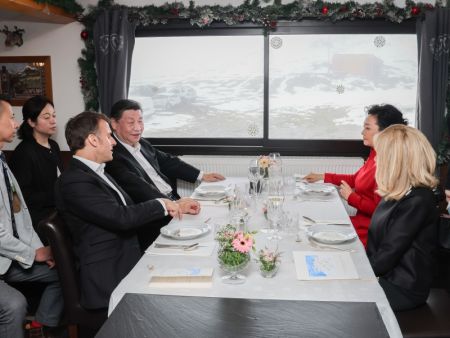 (miniature) Le président chinois Xi Jinping et son épouse Peng Liyuan s'entretiennent avec le président français Emmanuel Macron et son épouse Brigitte Macron au Col du Tourmalet
