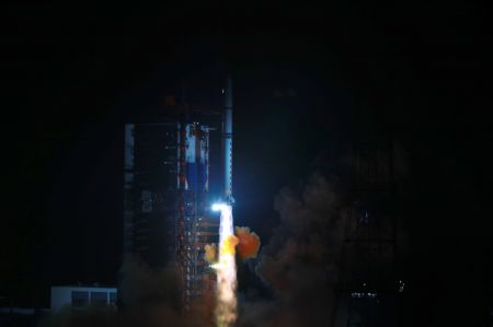 (miniature) Une fusée porteuse Longue Marche-2D transportant le satellite Yaogan-36 décolle du Centre de lancement de satellites de Xichang