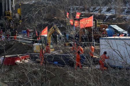 (miniature) Des secouristes sur le site de l'explosion d'une mine d'or dans la ville de Qixia