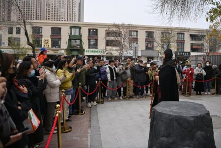 (miniature) Des acteurs jouent la pièce La Barrette du Phénix dans une rue à Tianjin