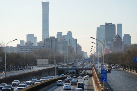 (miniature) Des véhicules circulent sur le troisième périphérique est aux heures de pointe du matin dans l'arrondissement de Chaoyang