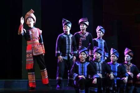 (miniature) Des artistes chantent des chansons folkloriques du groupe ethnique Zhuang lors d'un spectacle à Nanning