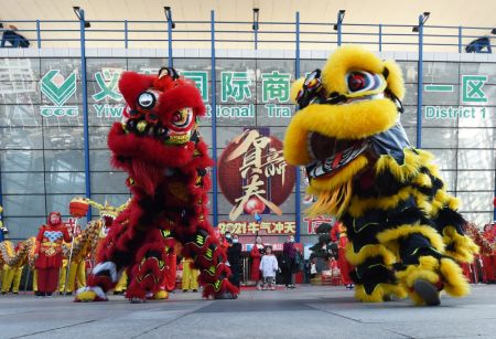 (miniature) Danse du lion pour célébrer la rouverture du marché du commerce international de Yiwu