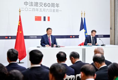 (miniature) Le président chinois Xi Jinping et son homologue français Emmanuel Macron rencontrent conjointement la presse à Paris