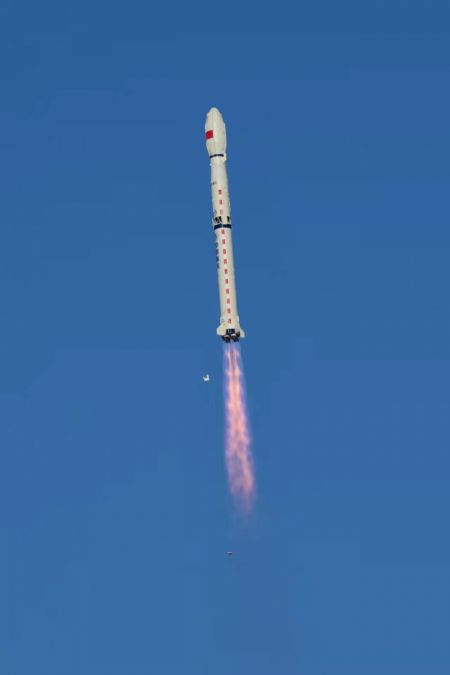 (miniature) Une fusée porteuse Longue Marche-4C transportant le satellite Gaofen-3 03 décolle du Centre de lancement de satellites de Jiuquan