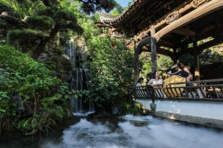 (miniature) Des touristes visitent le village de Huangling du district de Wuyuan