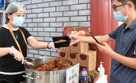 (miniature) Un visiteur achète de la nourriture lors du Salon international du commerce des services de Chine (CIFTIS) 2021