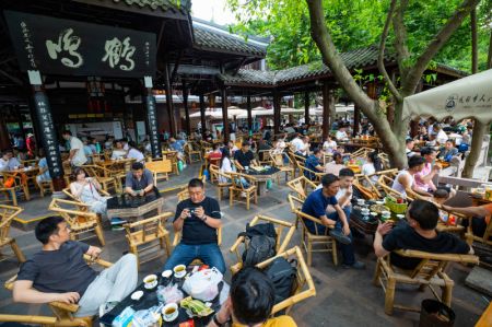 (miniature) Des gens boivent du thé dans une maison de thé en plein air à Chengdu