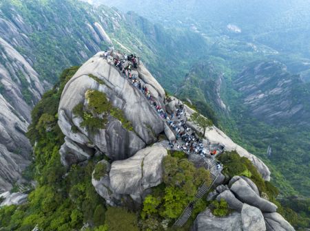 (miniature) Photo aérienne de touristes visitant le pic Tiandu du site pittoresque du mont Huangshan