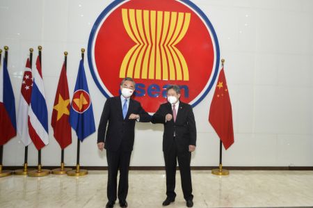 (miniature) Le conseiller d'Etat et ministre chinois des Affaires étrangères Wang Yi (à gauche) rencontre le secrétaire général de l'Association des nations de l'Asie du Sud-Est (ASEAN) Lim Jock Hoi au secrétariat de l'ASEAN à Jakarta