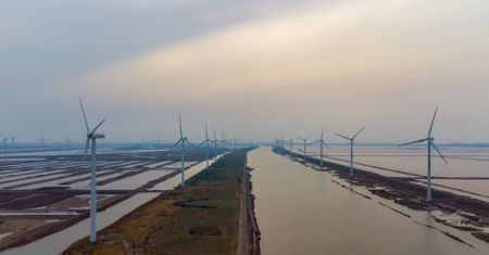 (miniature) Photo aérienne prise le 12 avril 2022 d'un parc éolien dans la nouvelle zone de Binhai