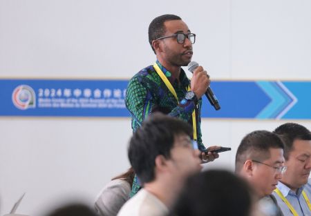 (miniature) Un journaliste pose une question lors d'une conférence de presse du Sommet 2024 du Forum sur la coopération sino-africaine (FCSA) à Beijing