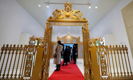 (miniature) Des visiteurs à l'exposition itinérante du château de Versailles à Shanghai