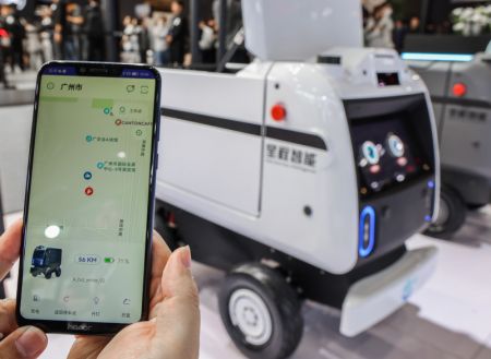 (miniature) Un véhicule de livraison autonome lors du 21e Salon international de l'automobile de Guangzhou à Guangzhou